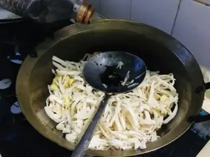 Make Eggs and green bean sprouts step 8