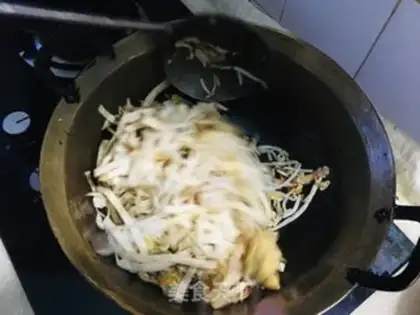 Make Eggs and green bean sprouts step 9