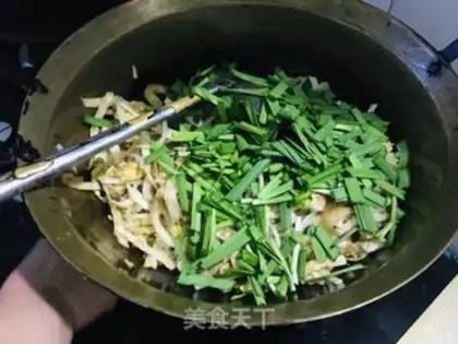 Make Eggs and green bean sprouts step 10