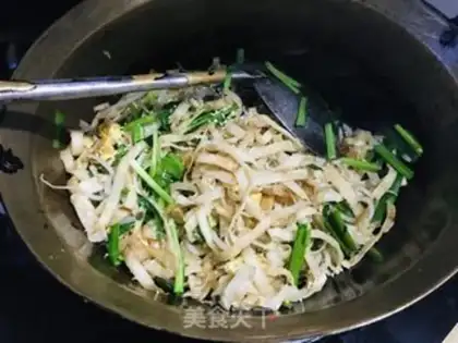 Make Eggs and green bean sprouts step 11