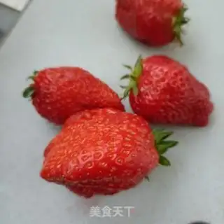 Make Honey pear juice with strawberries step 1