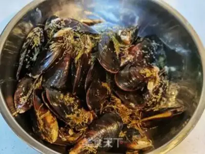 Make Dry pan mussels step 0