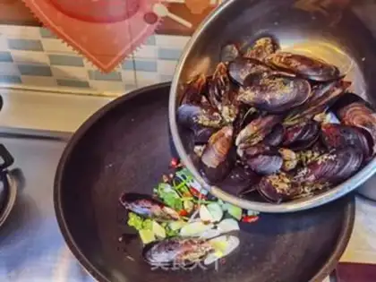 Make Dry pan mussels step 2