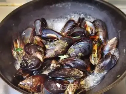 Make Dry pan mussels step 4