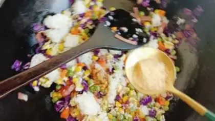Make Five color bacon fried rice step 10