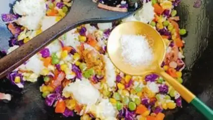 Make Five color bacon fried rice step 12