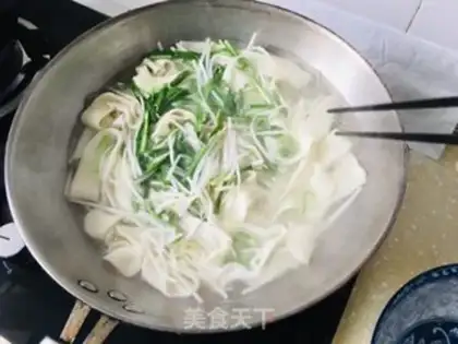 Make Oily pants and noodles step 1