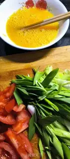 Make Tomato garlic fried eggs step 0