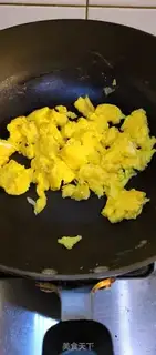 Make Tomato garlic fried eggs step 1