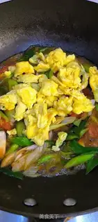 Make Tomato garlic fried eggs step 5