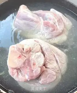Make Pork elbows step 1