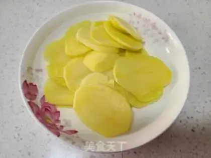 Make Garlic tomato chips step 1