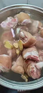 Make Peanut Lotus pig hoof soup step 1