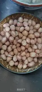 Make Peanut Lotus pig hoof soup step 5