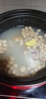 Make Peanut Lotus pig hoof soup step 6