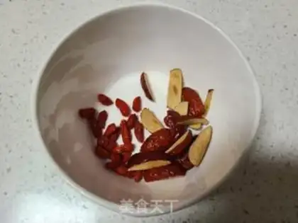 Make Little rice porridge with red dates step 2