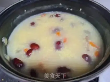 Make Little rice porridge with red dates step 4