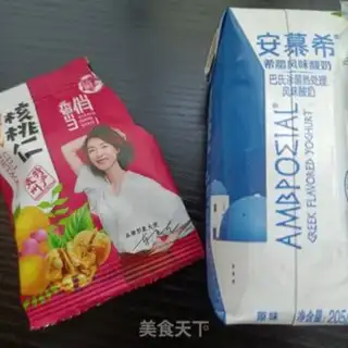 Make walnut strawberry yogurt step 1
