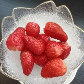 Make walnut strawberry yogurt step 2