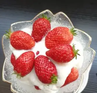 Make walnut strawberry yogurt step 4