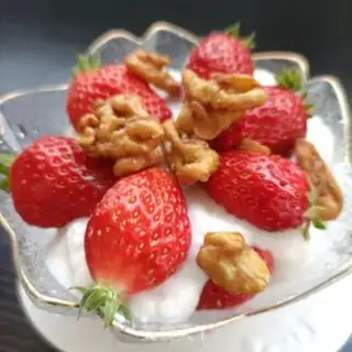 Make walnut strawberry yogurt step 5