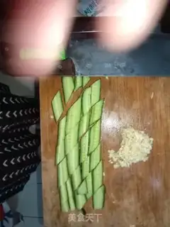 Make A cucumber with a cold cleaver step 2