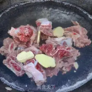 Make Steakbone radish soup step 1