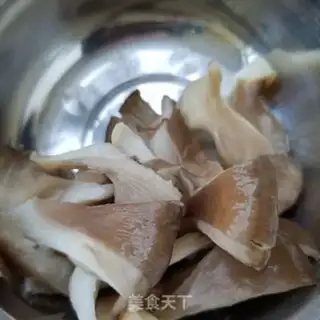 Make Meatcrumbs for oil step 0
