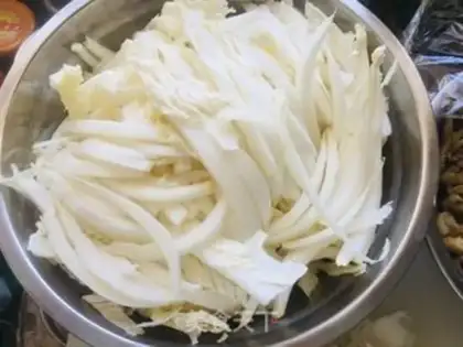 Make The cabbage beats the oil step 1