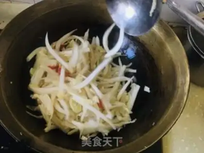 Make The cabbage beats the oil step 4