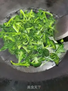 Make Weenie fried broccoli step 4
