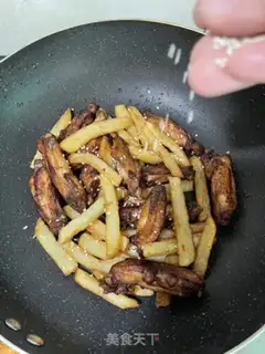 Make The chicken wings and potatoes step 10