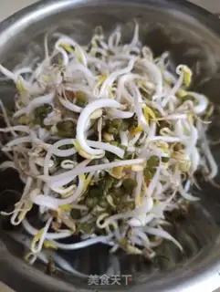 Make Chicken soybean sprouts and tweezers step 1