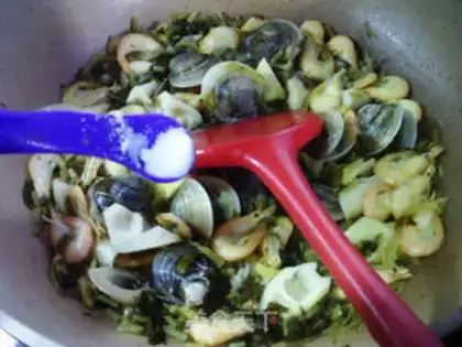 Make The pickle thunder boils round clams and prawns step 8