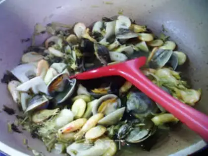 Make The pickle thunder boils round clams and prawns step 9