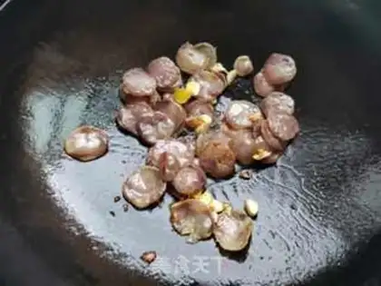Make Sausage fried hand tore the dishes step 5