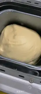 Make The hand tore the meat and bread step 0