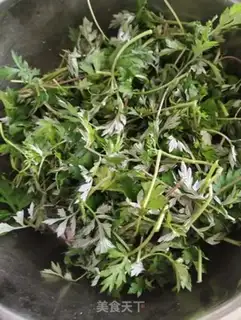Make Eggs and leaves soup step 0