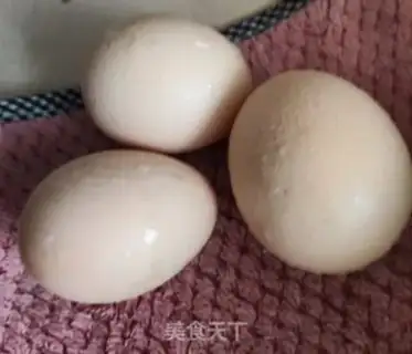 Make Eggs and leaves soup step 1