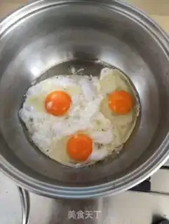 Make Eggs and leaves soup step 2
