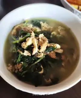 Make Eggs and leaves soup step 4
