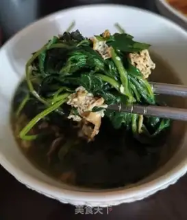 Make Eggs and leaves soup step 5