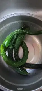 Make The cucumber by the skirt step 3
