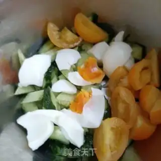 Make Cucumber tomato boiled eggs step 4