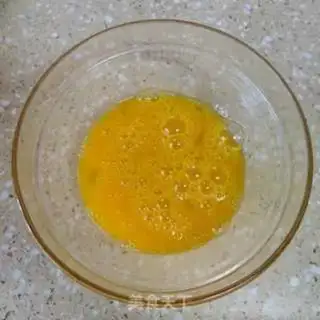 Make cucumber fried eggs step 1