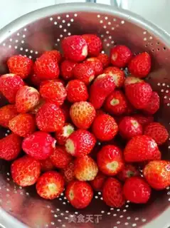 Make Homemade strawberry sauce step 1