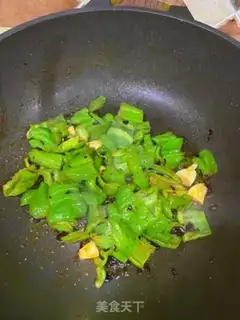 Make Pepper hugs the eggs step 1