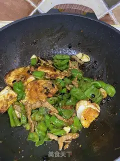 Make Pepper hugs the eggs step 2