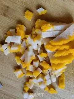 Make Golden Ear lily soup step 1