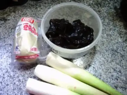 Make Black-mucked, white-burned round-shell chicken step 0
